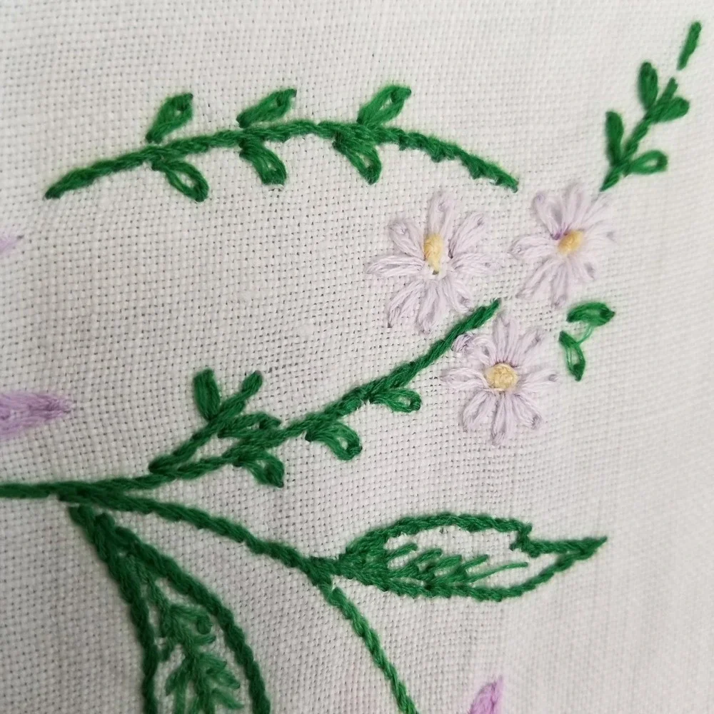 Vintage Hand Embroidered Floral‎ Linen Table Runner White Purple Scalloped Edge